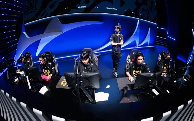 Tâm lý thi đấu Esports Sự khác biệt khốc liệt giữa đấu Online và ngồi máy On-lan